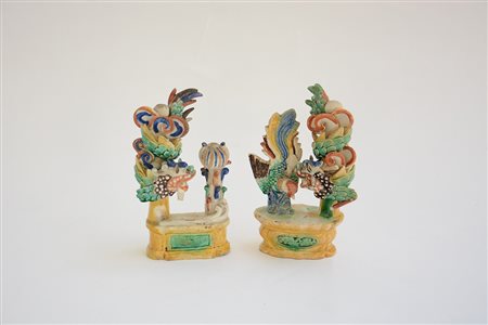 Gruppo di figure in grès smaltate raffiguranti dragoni (mancanze e restauri)...