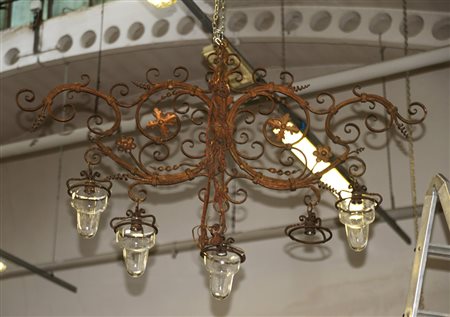 Lampadario a cinque luci in ferro battuto a volute a motivi vegetali e fiori,...