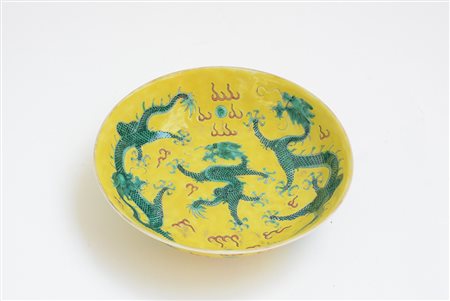 Piatto in porcellana con draghi verdi su fondo giallo, marchio Guangxu...