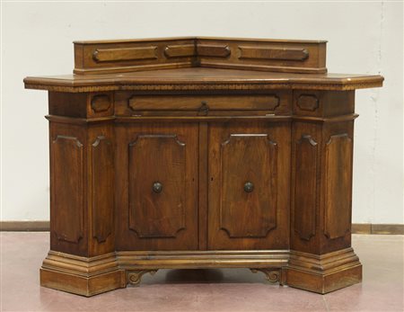 Angoliera con alzata in stile rinascimentale ad un cassetto a calatoia...