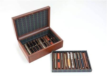 Collezione di sei penne Montblanc e altre diverse, in custodia in pelle