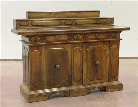 Credenza in noce con alzata a due ante, due cassetti grandi e tre piccoli...