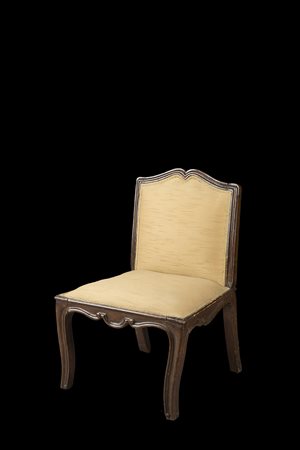 Sedia da bambino in noce con fasce mosse intagliate a ricciolo. Gambe...