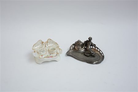 Lotto composto da un calamaio in peltro argentato e uno in porcellana (gravi...