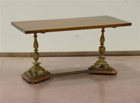 Tavolino da salotto con piano in legno, montanti ricavati da due candelieri...