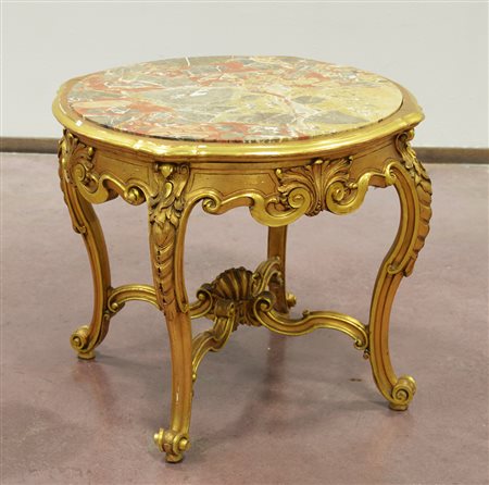 Tavolino tondo in legno intagliato e traforato a motivi vegetali e volute,...