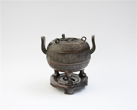 Incensiere in bronzo con coperchio dalla forma arcaica biansato con...