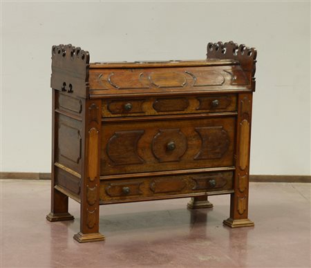 Antica madia in stile rinascimentale interamente pannellata, due antine...