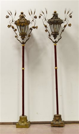 Coppia di lanterne da processione di forma esagonale in metallo dorato...