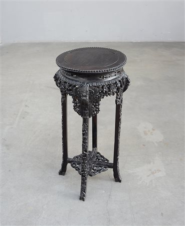 Base portavaso in legno scolpito (difetti) Cina, sec. XX (h. 79 cm.)