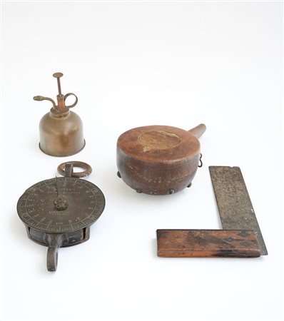 Lotto composto da una stadera e tre oggetti diversi in legno e metallo (difetti)