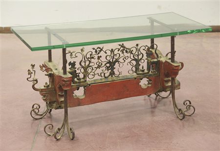 Tavolino da salotto con piano in cristallo, base ricavata da un carretto...