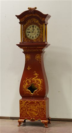 Pendola a torre di forma sagomata in legno laccato a fondo rosso decorata a...