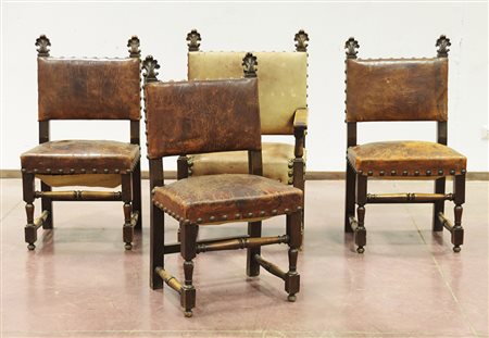 Gruppo di tre sedie ed una poltrona con puntali intagliati rivestite in cuoio...