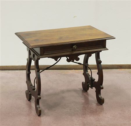 Piccolo tavolino in stile fratino ad un cassetto, gambe sagomate unite da...