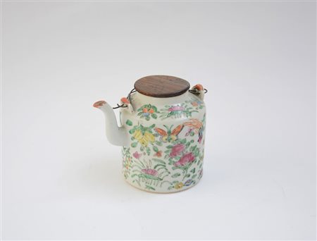 Teiera in porcellana Famiglia Rosa con coperchio in legno (difetti) Cina,...