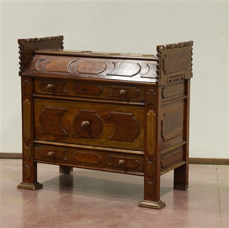 Antica madia in stile rinascimentale interamente pannellata, due antine...