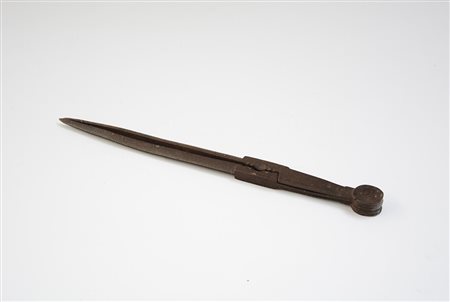 Antico compasso in ferro battuto (h. cm 46) (difetti)