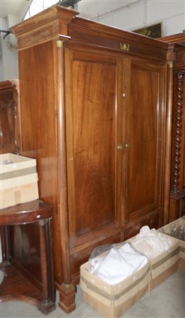 Armadio a due ante in stile impero, montanti a colonna tornita, piedi a...