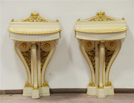 Coppia di consoline a mezzaluna in stile impero in legno laccato avorio...