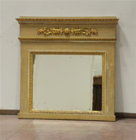 Caminiera in stile impero in legno laccato ad olio con profili a palmette e...