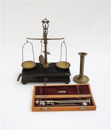 Lotto composto da una bilancia, un candeliere e un compasso in custodia