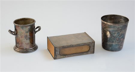 Lotto composto da tre oggetti diversi in argento e metallo (gr 320 ca.)...