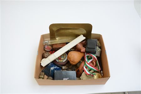 Cartone contenente oggetti di diverso uso ed epoca