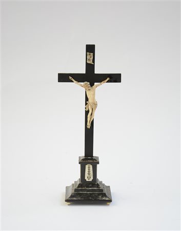 Arte del sec. XIX. "Cristo crocifisso" scultura in avorio con base ebanizzata...