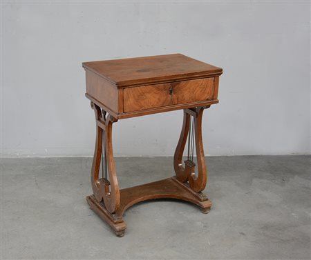 Tavolo da lavoro in noce ad un cassetto sottopiano. Gambe a lira riunite da...