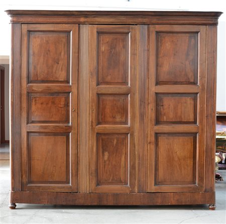 Armadio a tre ante riquadrate in noce con montanti scanalati (cm 250x238x60)...