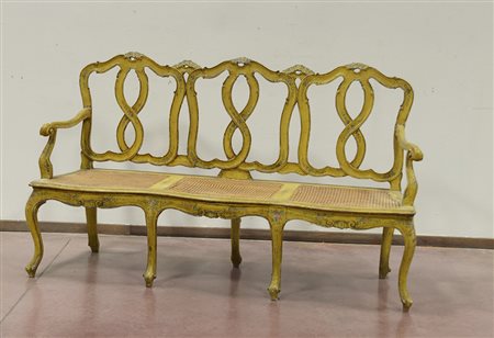 Divanetto in stile veneziano con schienale a giorno in legno laccato a fondo...