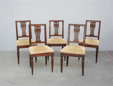 Gruppo di cinque sedie in noce con schienale di forma squadrata decorato a...