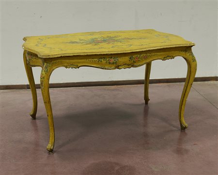 Tavolo da centro di forma sagomata in stile veneziano laccato a fondo giallo...