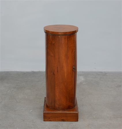 Comodino a colonna in noce (h. cm 83) Sec. XIX (difetti)