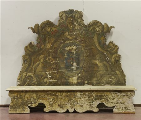 Antica cassapanca da portico con schienale sagomato e decorato in policromia...