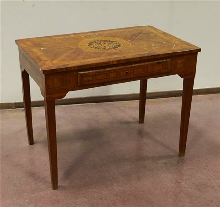 Antico tavolino da centro "Luigi XVI" ad un cassetto interamente lastronato...