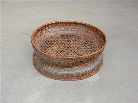 Grande cesto orientale in vimini intrecciato decorato con motivi geometrici e...
