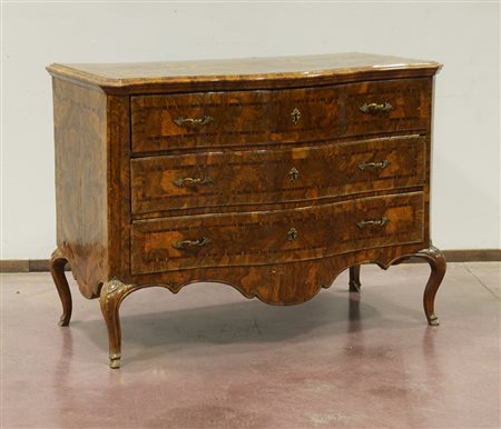 Comò a tre cassetti di forma sagomata interamente lastronato e filettato in...