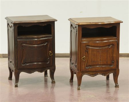 Coppia di comodini in stile settecentesco ad un'anta ed un vano (difetti)