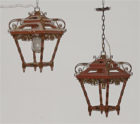 Coppia di lampioncini in legno laccato e ferro battuto (difetti)