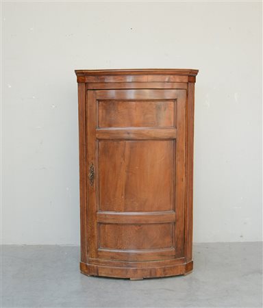 Angoliera in noce con montanti scanalati (cm 90x146x60) Sec. XIX (difetti)