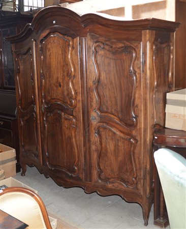 Armadio a tre ante riquadrate in stile settecentesco, fasce e gambe sagomate...