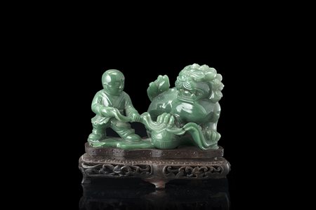 Scultura in giadeite di colore verde raffigurante bambini che giocano con...