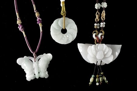 Tre intagli in giadeite color verde mela, raffiguranti farfalla, fiori e...