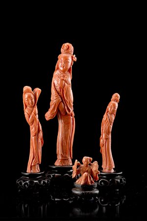 Quattro sculture in corallo raffiguranti dame dalle lunghe vesti con fiori e...