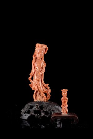 Due sculture in corallo raffiguranti dame dalle lunghe vesti con capelli...