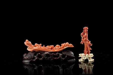Due sculture in corallo rosso, una raffigurante Immortali su barca, con base...