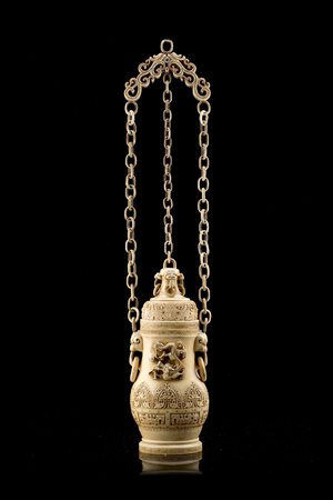 Vaso in avorio dalla forma arcaica con decori geometrici con catene per...