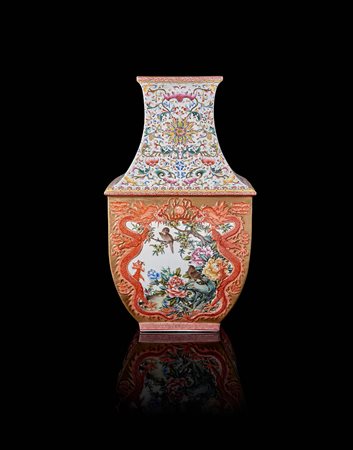 Vaso in porcellana dalla forma quadrangolare, ogni lato decorato con coppie...